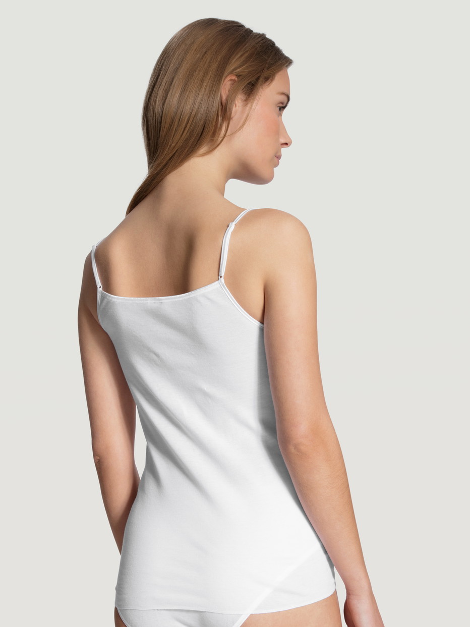 Damen-Model trägt Spaghetti-Top aus 100% Baumwolle in Weiß, Einfarbig aus Serie Feminin Sense von CALIDA, Rückansicht