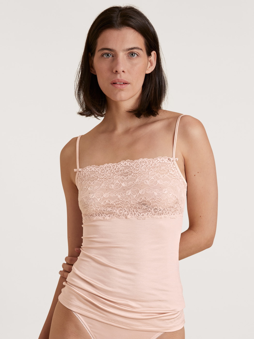 Le mannequin Femme porte le/la Débardeur à fines bretelles avec dentelle en Coton de couleur Beige, Unicolore, de la série Sensual Secrets de CALIDA, Vue de face