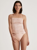 Le mannequin Femme porte le/la Débardeur à fines bretelles avec dentelle en Coton de couleur Beige, Unicolore, de la série Sensual Secrets de CALIDA, Vue de face, Tenue