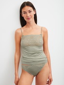Damen-Model trägt Spaghetti-Top mit breitem Spitzensaum aus Spitze in Grün, Spitze aus Serie Sensual Secrets von CALIDA, Outfit
