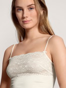 Le mannequin Femme porte le/la Débardeur à fines bretelles avec dentelle en Viscose de couleur Blanc, Dentelle, de la série Sensual Secrets de CALIDA, Vue de face