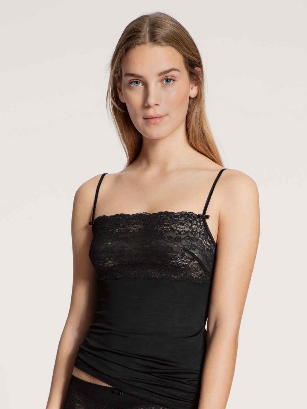 Le mannequin Femme porte le/la Débardeur à fines bretelles avec dentelle en Viscose de couleur Noir, Unicolore, de la série Sensual Secrets de CALIDA, Vue de face