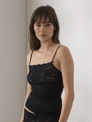 Le mannequin Femme porte le/la Débardeur à fines bretelles avec dentelle en Viscose de couleur Noir, Unicolore, de la série Sensual Secrets de CALIDA, Vue de face