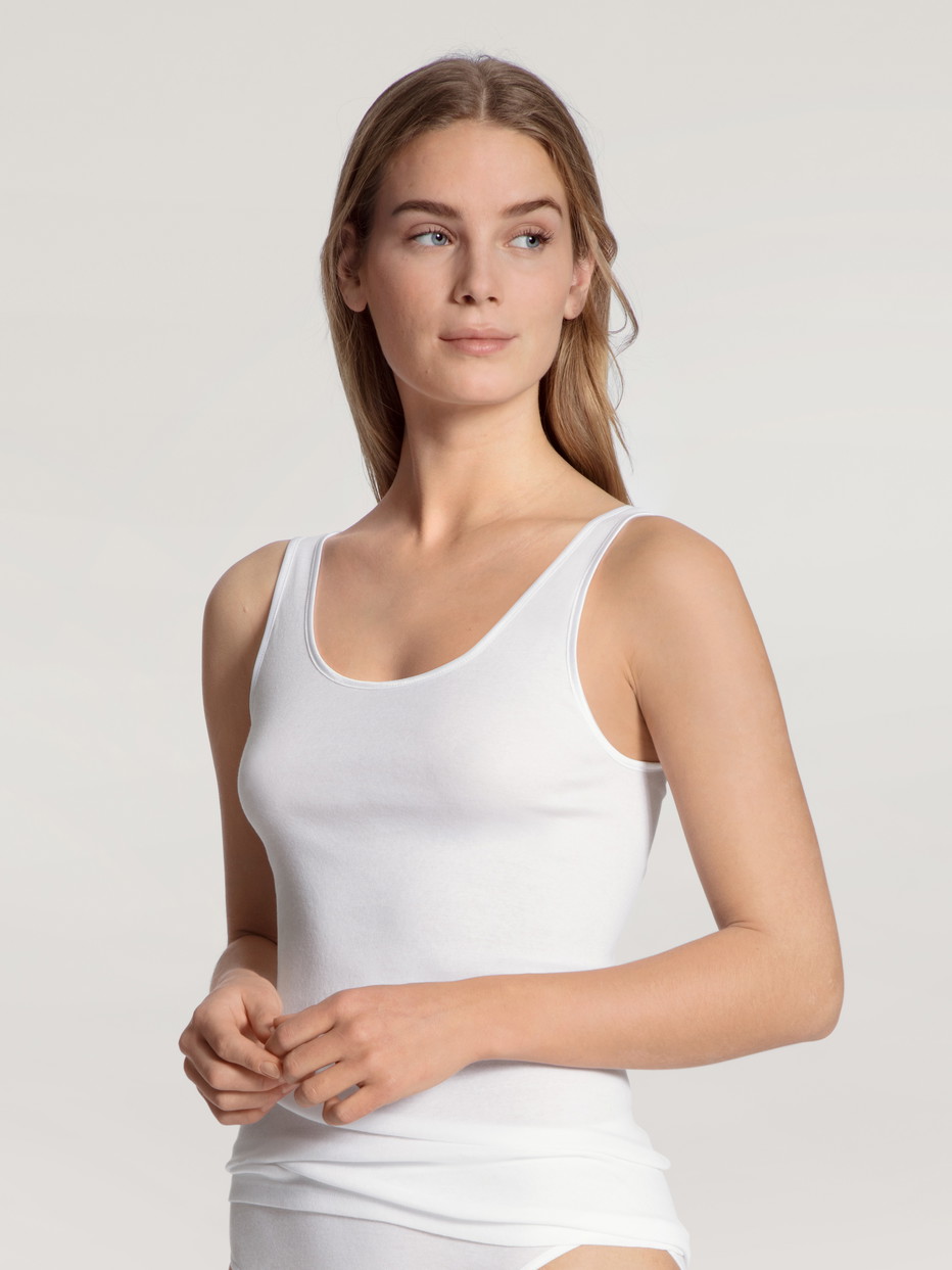 Le mannequin Femme porte le/la Débardeur en 100% coton de couleur Blanc, Unicolore, de la série Light de CALIDA, Vue de face