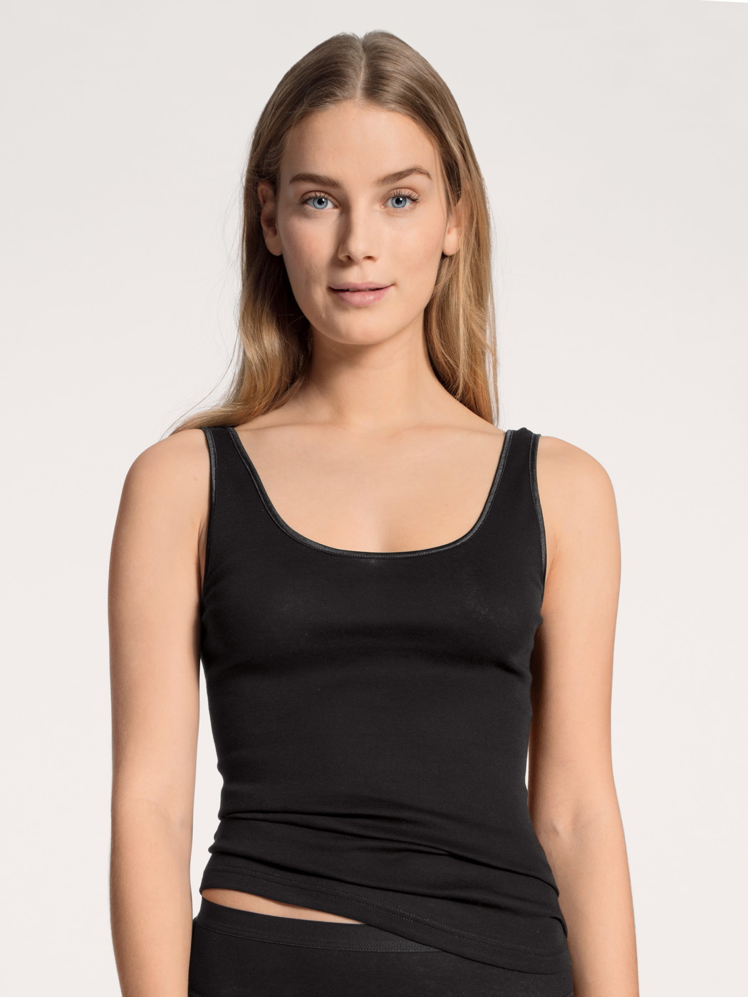Le mannequin Femme porte le/la Débardeur en 100% coton de couleur Noir, Unicolore, de la série Light de CALIDA, Vue de face