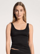 Le mannequin Femme porte le/la Débardeur en 100% coton de couleur Noir, Unicolore, de la série Light de CALIDA, Vue de face
