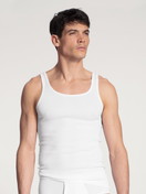 La modella / Il modello Uomo indossa Canottiera atletica in 100% cotone di colore Bianco, Tinta unita, della serie Twisted Cotton di CALIDA, Vista frontale