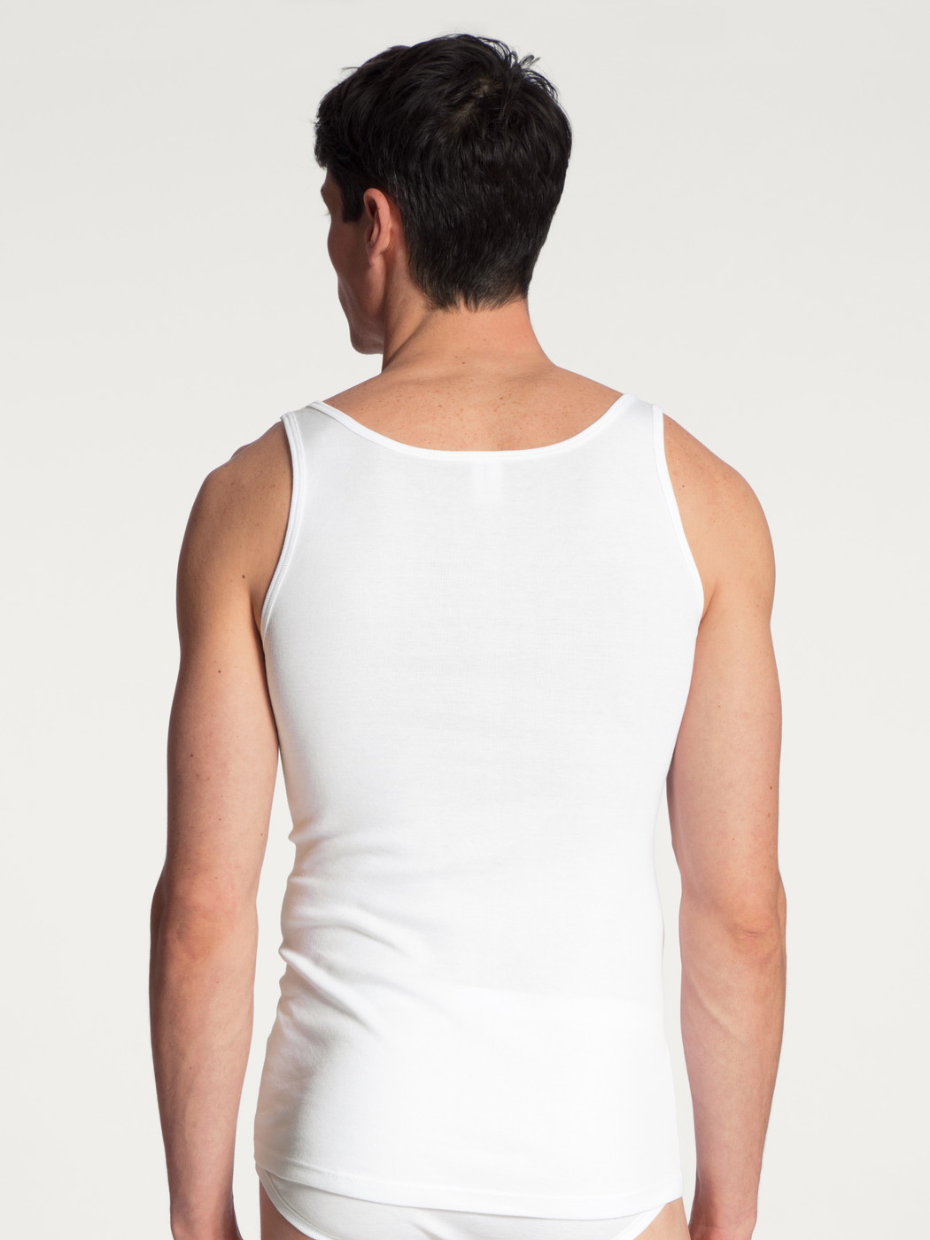 La modella / Il modello Uomo indossa Canottiera atletica in 100% cotone di colore Bianco, Tinta unita, della serie Twisted Cotton di CALIDA, Vista posteriore
