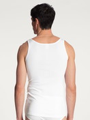 La modella / Il modello Uomo indossa Canottiera atletica in 100% cotone di colore Bianco, Tinta unita, della serie Twisted Cotton di CALIDA, Vista posteriore
