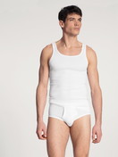 La modella / Il modello Uomo indossa Canottiera atletica in 100% cotone di colore Bianco, Tinta unita, della serie Twisted Cotton di CALIDA, Abbigliamento, Vista frontale