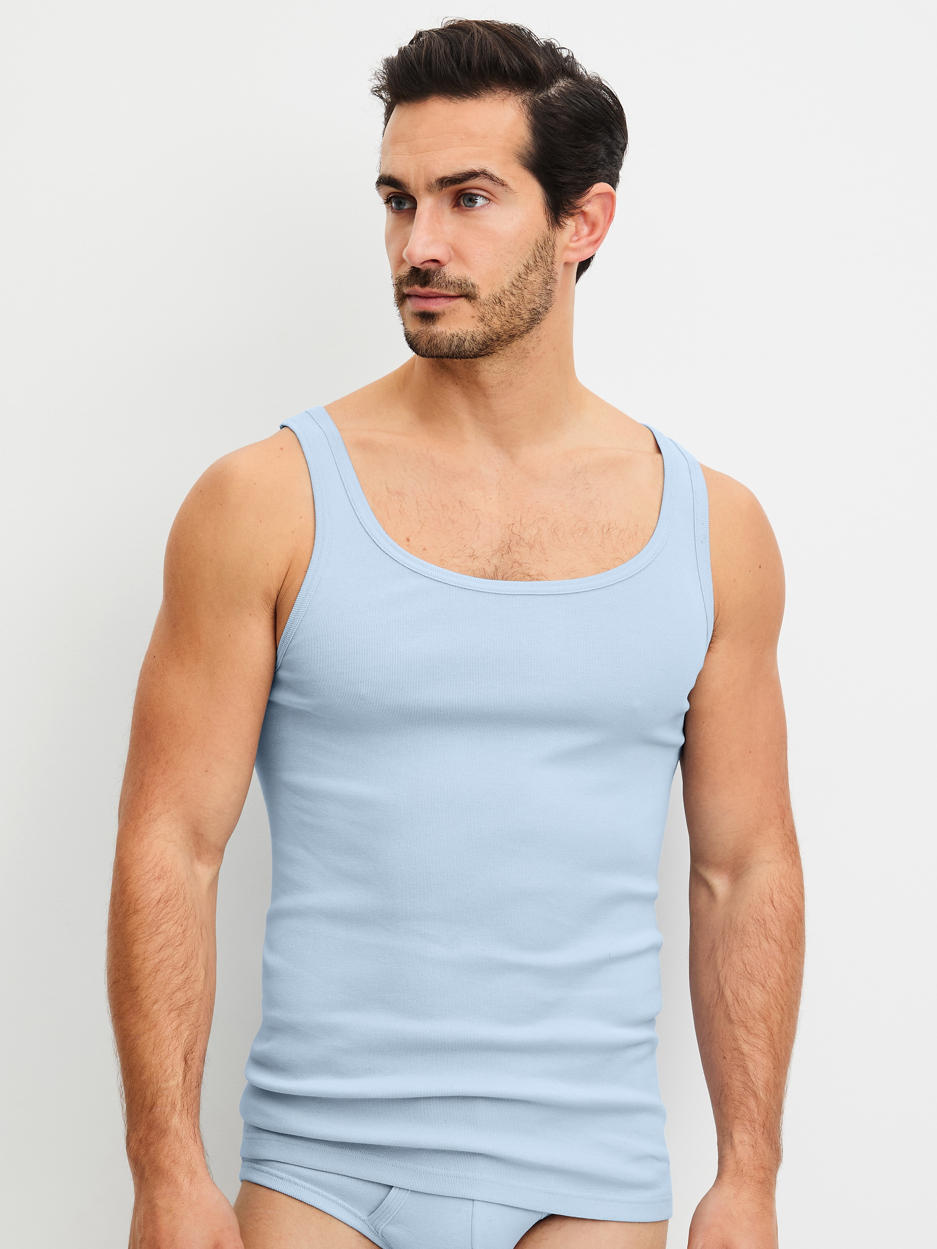 Herren-Model trägt Tank-Top aus 100% Baumwolle in Blau, Einfarbig aus Serie Twisted Cotton von CALIDA, Vorderansicht