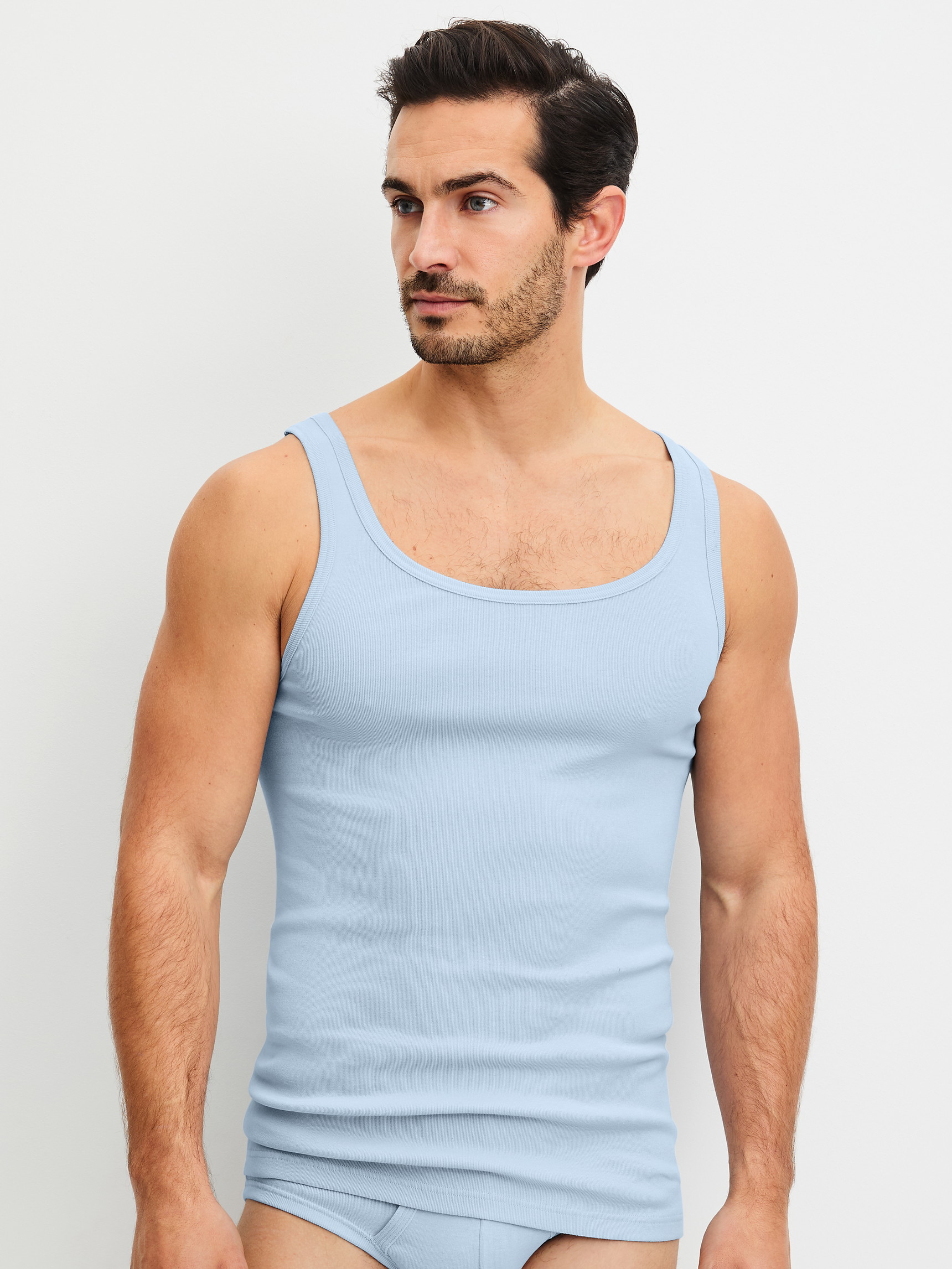 Herren-Model trägt Tank-Top aus 100% Baumwolle in Blau, Einfarbig aus Serie Twisted Cotton von CALIDA, Vorderansicht