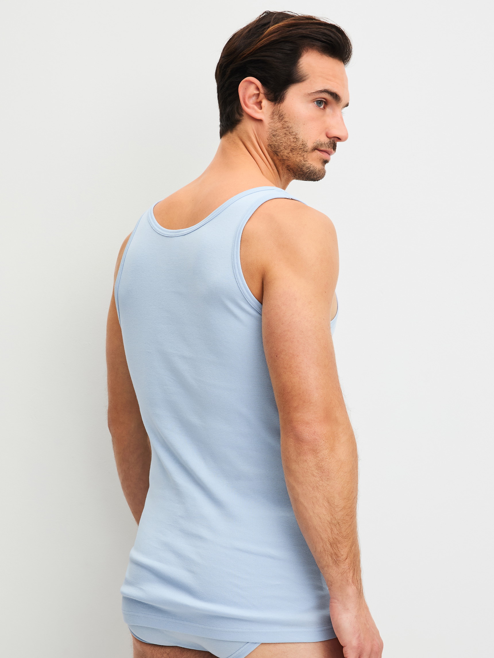 Herren-Model trägt Tank-Top aus 100% Baumwolle in Blau, Einfarbig aus Serie Twisted Cotton von CALIDA, Rückansicht