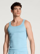 Herren-Model trägt Tank-Top aus 100% Baumwolle in Blau, Einfarbig aus Serie Twisted Cotton von CALIDA, Vorderansicht