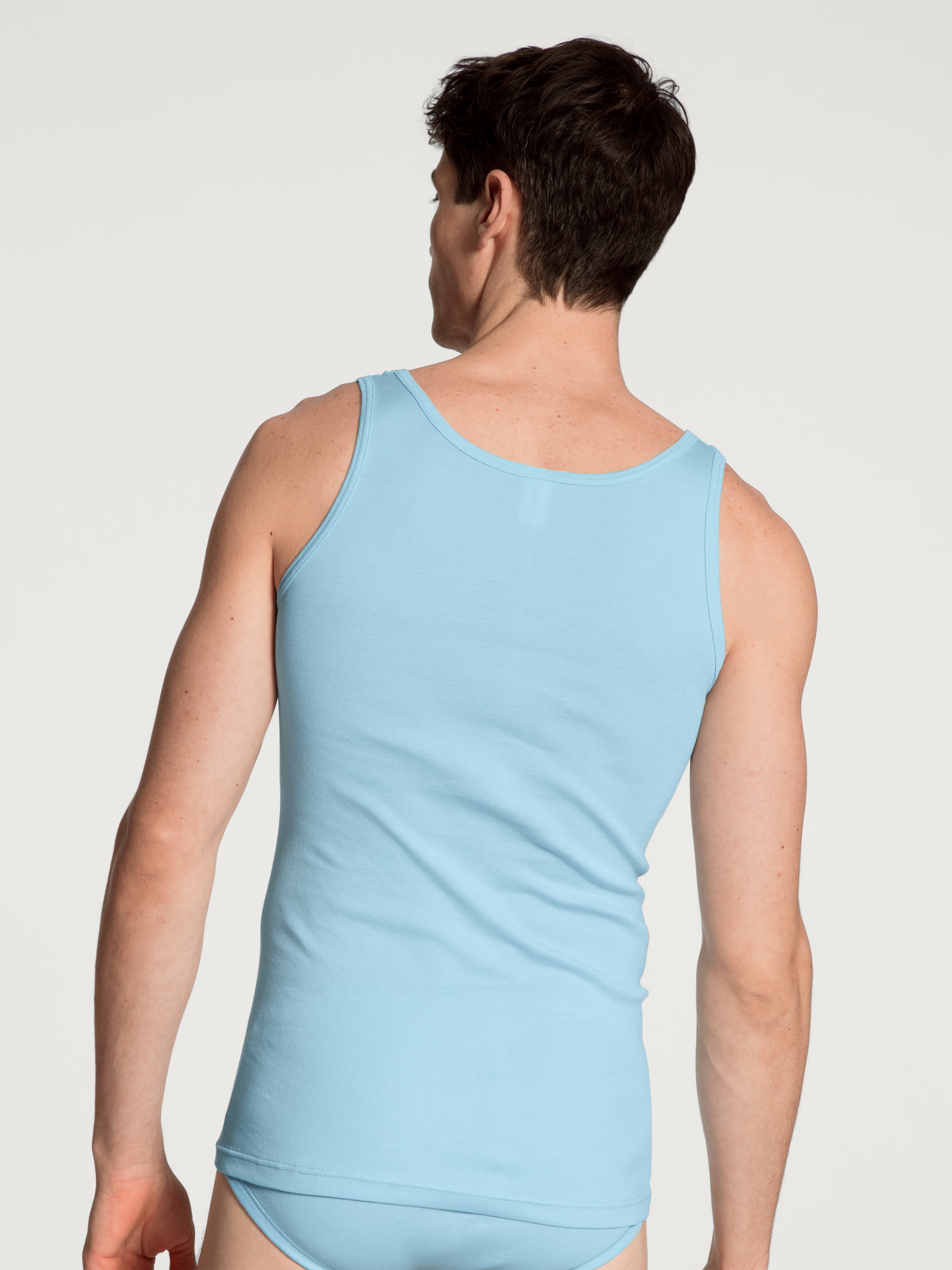 Herren-Model trägt Tank-Top aus 100% Baumwolle in Blau, Einfarbig aus Serie Twisted Cotton von CALIDA, Rückansicht