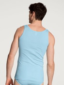 Herren-Model trägt Tank-Top aus 100% Baumwolle in Blau, Einfarbig aus Serie Twisted Cotton von CALIDA, Rückansicht