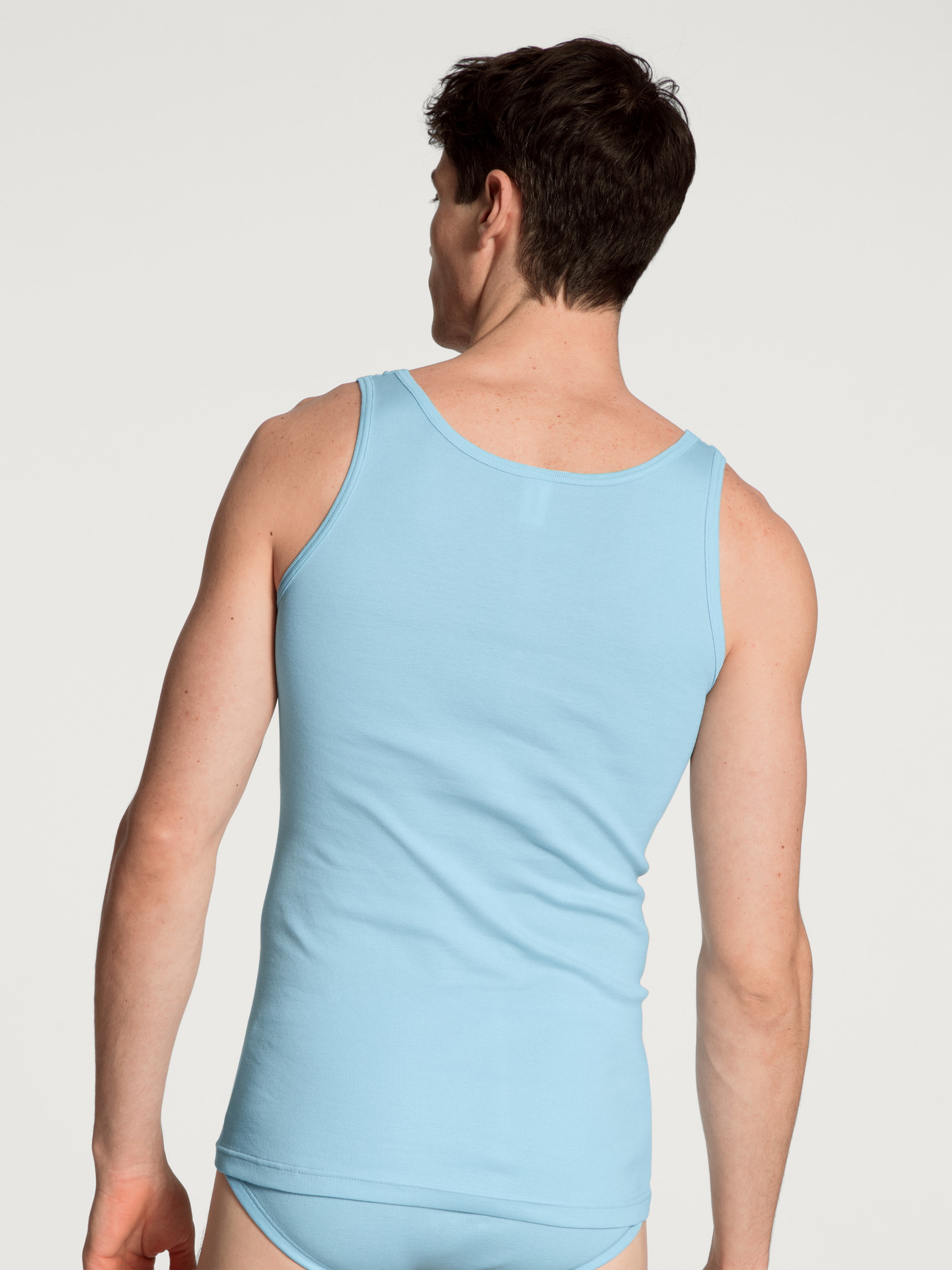 Herren-Model trägt Tank-Top aus 100% Baumwolle in Blau, Einfarbig aus Serie Twisted Cotton von CALIDA, Rückansicht