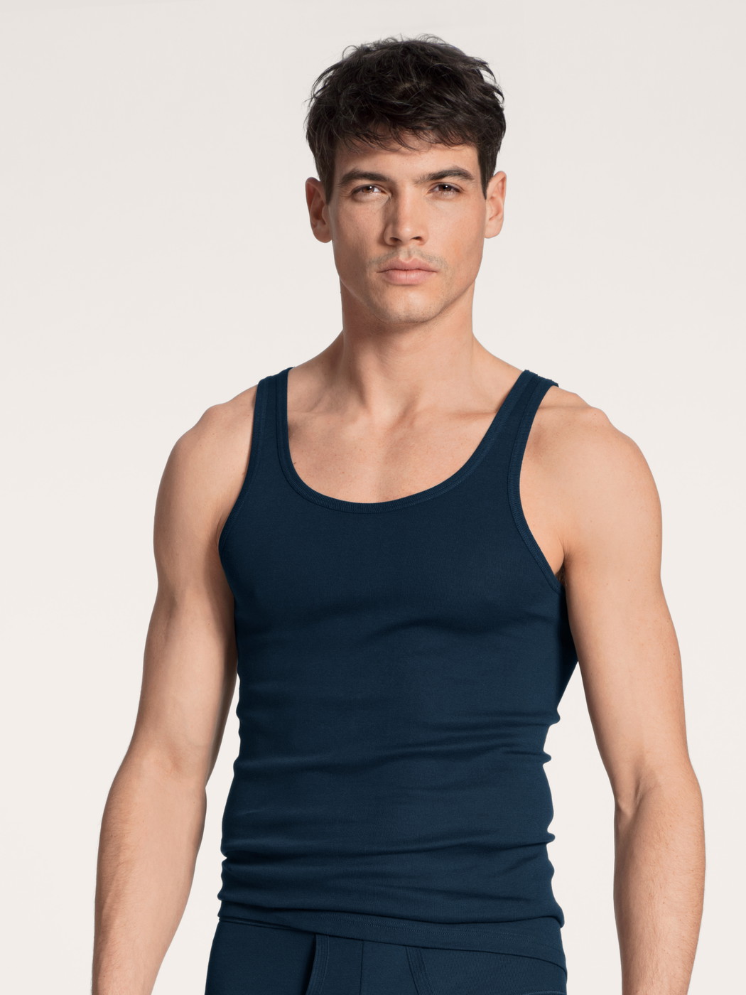 La modella / Il modello Uomo indossa Canottiera atletica in 100% cotone di colore Blu, Tinta unita, della serie Twisted Cotton di CALIDA, Vista frontale
