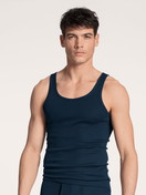 La modella / Il modello Uomo indossa Canottiera atletica in 100% cotone di colore Blu, Tinta unita, della serie Twisted Cotton di CALIDA, Vista frontale