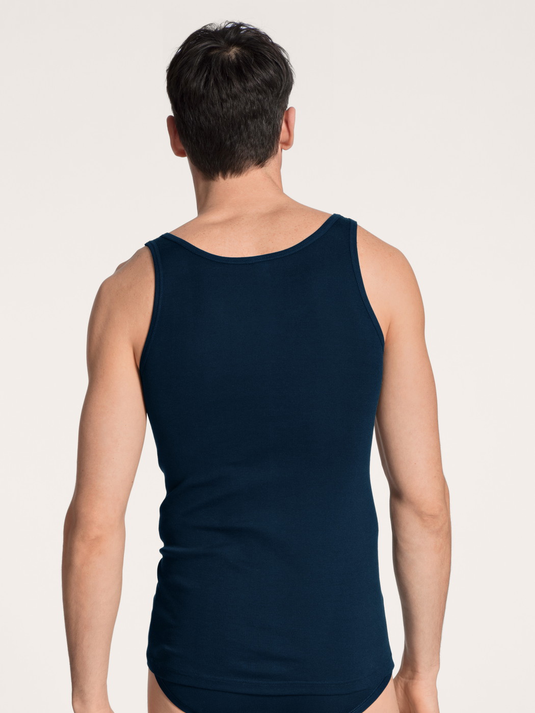 La modella / Il modello Uomo indossa Canottiera atletica in 100% cotone di colore Blu, Tinta unita, della serie Twisted Cotton di CALIDA, Vista posteriore