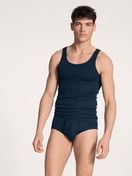 La modella / Il modello Uomo indossa Canottiera atletica in 100% cotone di colore Blu, Tinta unita, della serie Twisted Cotton di CALIDA, Abbigliamento, Vista frontale