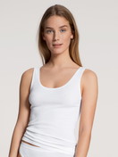La modella / Il modello Donna indossa Tank top in 100% cotone di colore Bianco, Tinta unita, della serie Iconics di CALIDA, Vista frontale