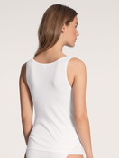 La modella / Il modello Donna indossa Tank top in 100% cotone di colore Bianco, Tinta unita, della serie Iconics di CALIDA, Vista posteriore