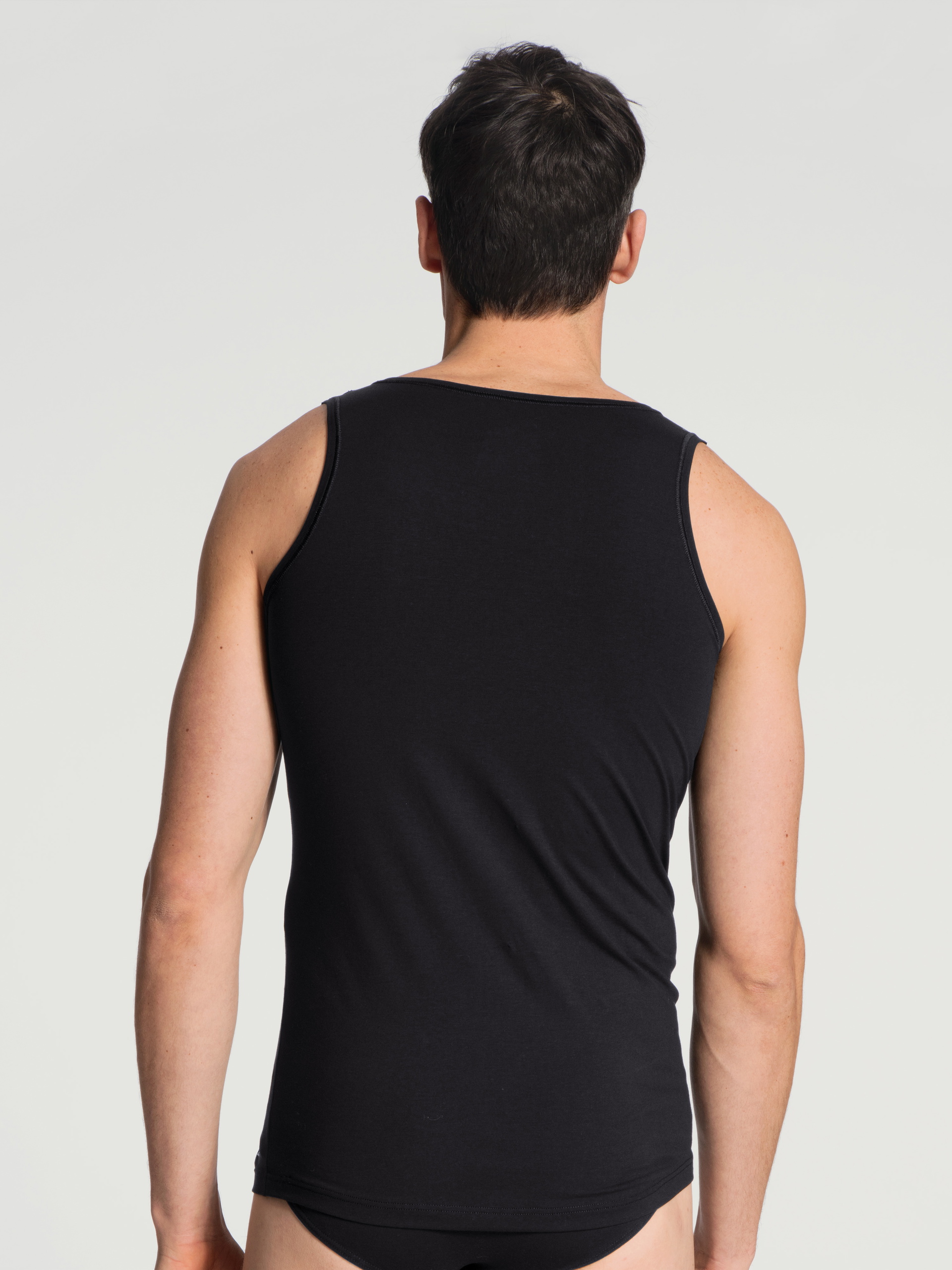 Herren-Model trägt Tank-Top aus Baumwolle in Schwarz, Einfarbig aus Serie Cotton Code von CALIDA, Rückansicht