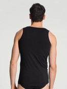 La modella / Il modello Uomo indossa Canottiera atletica in Cotone di colore Nero, Tinta unita, della serie Cotton Code di CALIDA, Vista posteriore