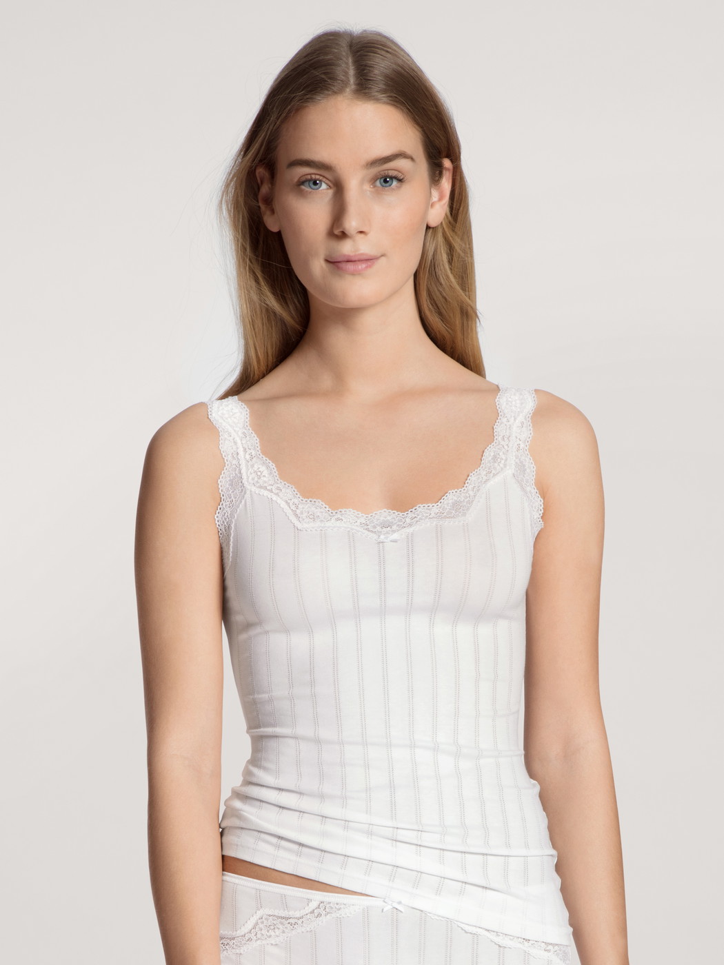 Damen-Model trägt Tank-Top aus Baumwolle in Weiß, Spitze aus Serie Etude Toujours von CALIDA, Vorderansicht