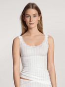 Damen-Model trägt Tank-Top aus Baumwolle in Weiß, Spitze aus Serie Etude Toujours von CALIDA, Vorderansicht