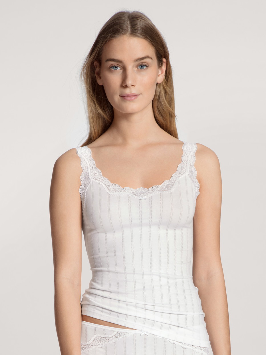 Damen-Model trägt Tank-Top aus Baumwolle in Weiß, Spitze aus Serie Etude Toujours von CALIDA, Vorderansicht