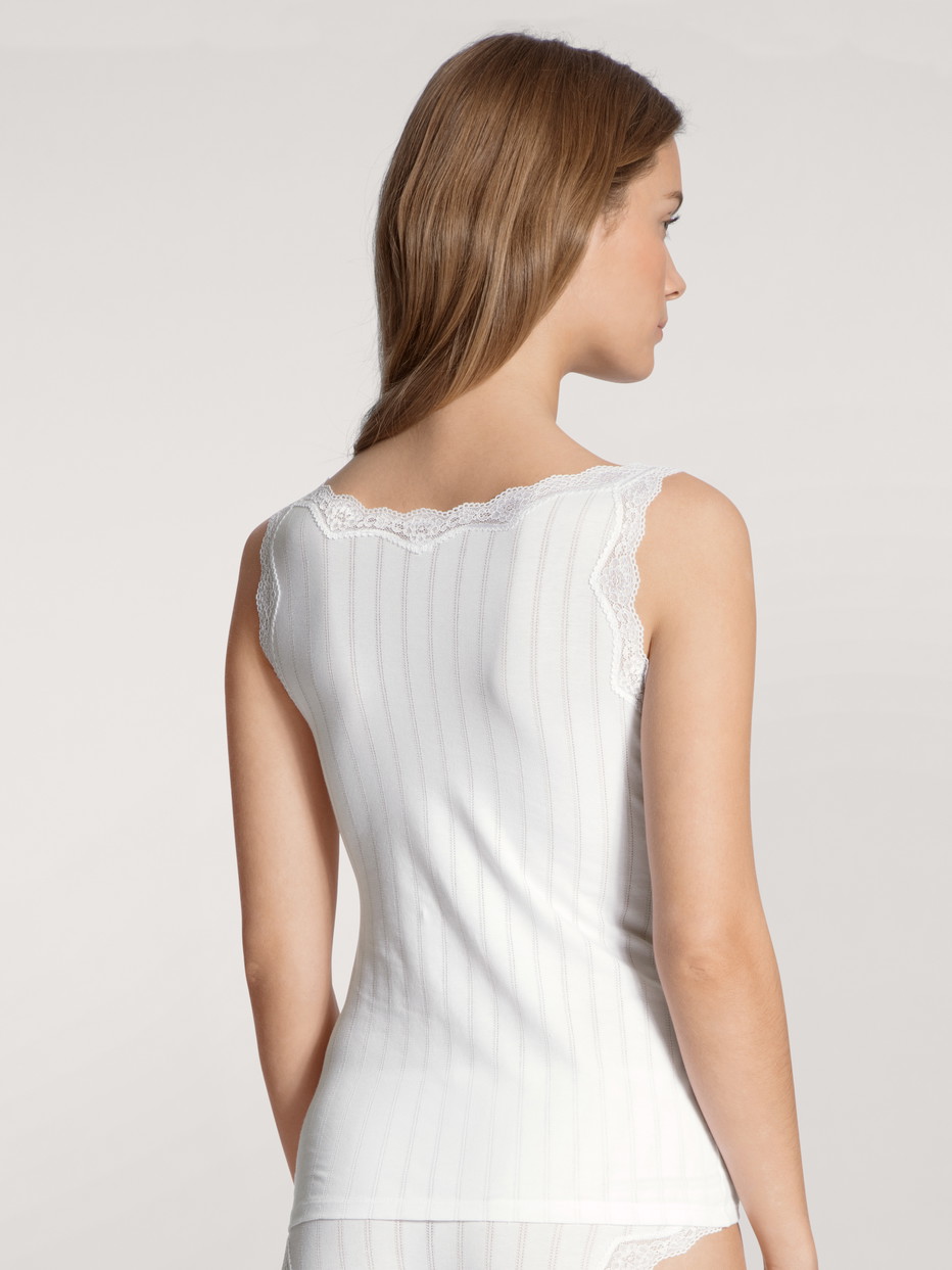 Damen-Model trägt Tank-Top aus Baumwolle in Weiß, Spitze aus Serie Etude Toujours von CALIDA, Rückansicht