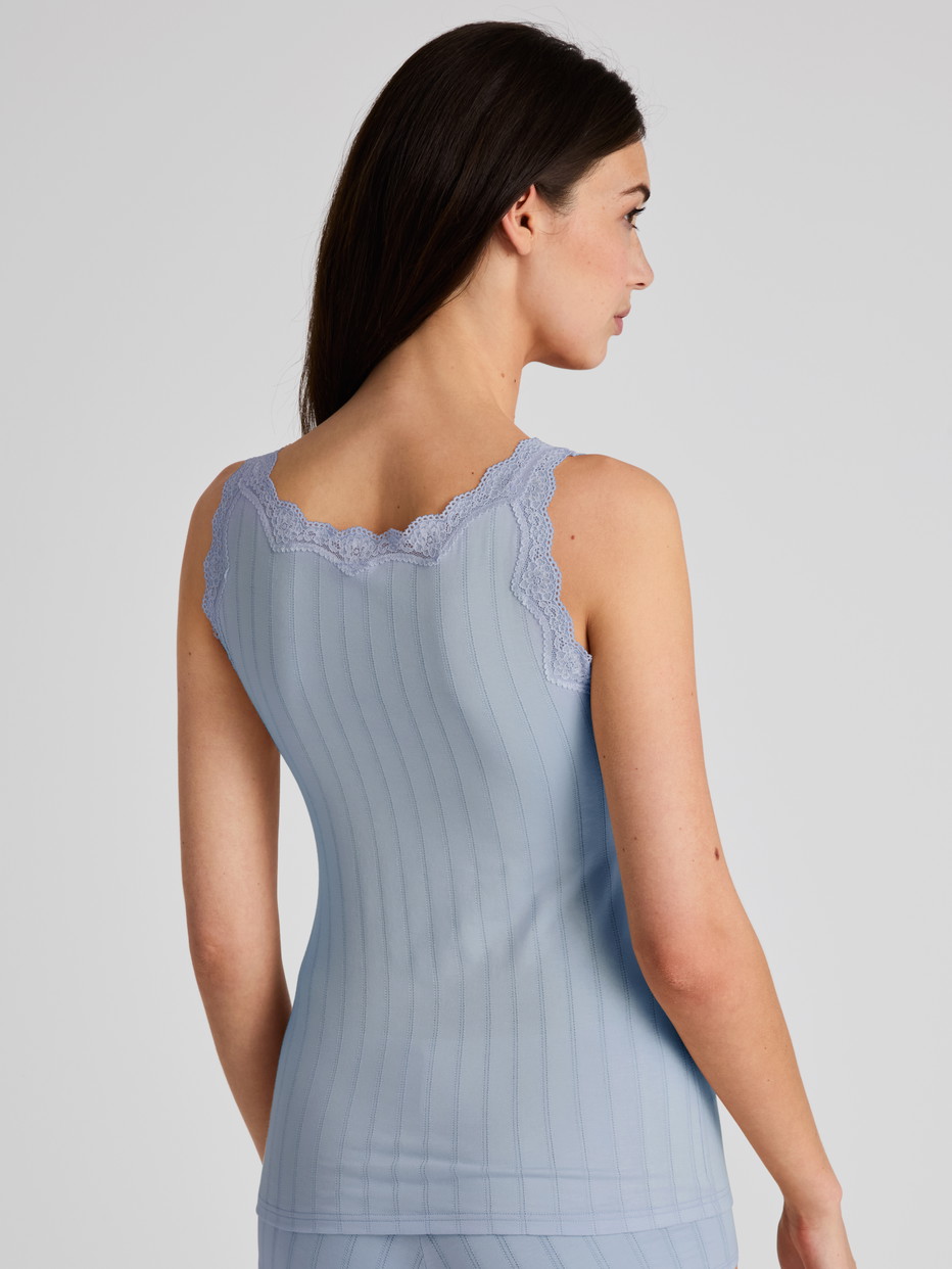 Damen-Model trägt Tank-Top aus Baumwolle in Blau, Spitze aus Serie Etude Toujours von CALIDA, Rückansicht