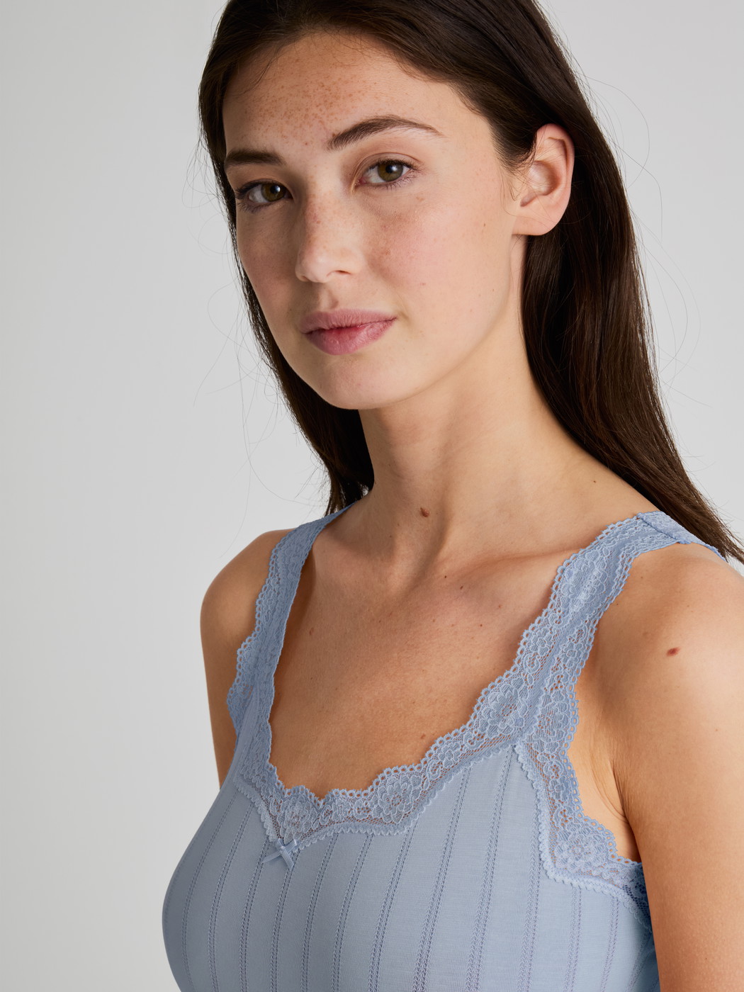 Le mannequin Femme porte le/la Débardeur en Coton de couleur Bleu, Dentelle, de la série Etude Toujours de CALIDA, Détail