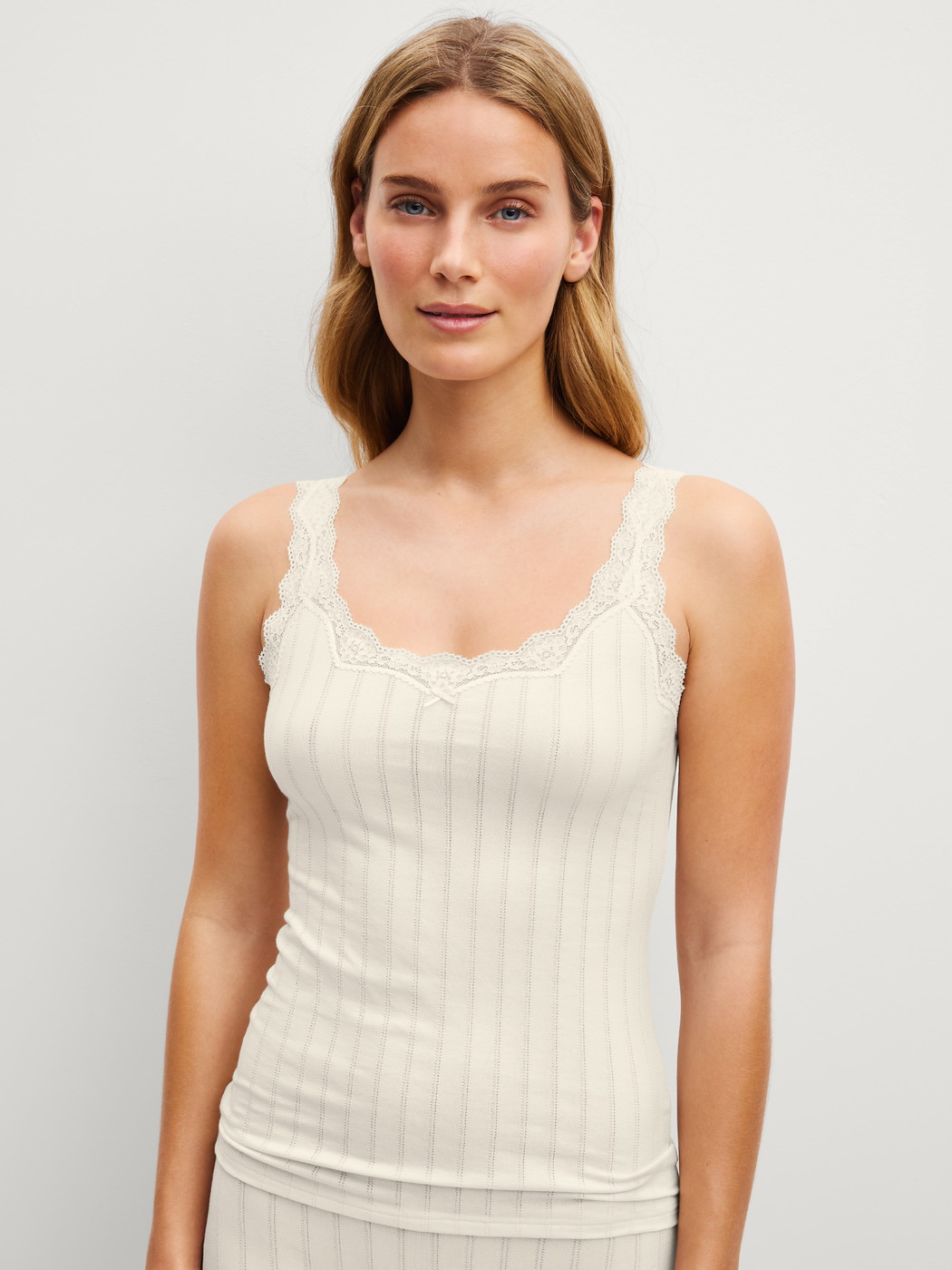 Damen-Model trägt Tank-Top aus Baumwolle in Beige, Spitze aus Serie Etude Toujours von CALIDA, Vorderansicht