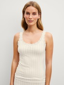 Damen-Model trägt Tank-Top aus Baumwolle in Beige, Spitze aus Serie Etude Toujours von CALIDA, Vorderansicht