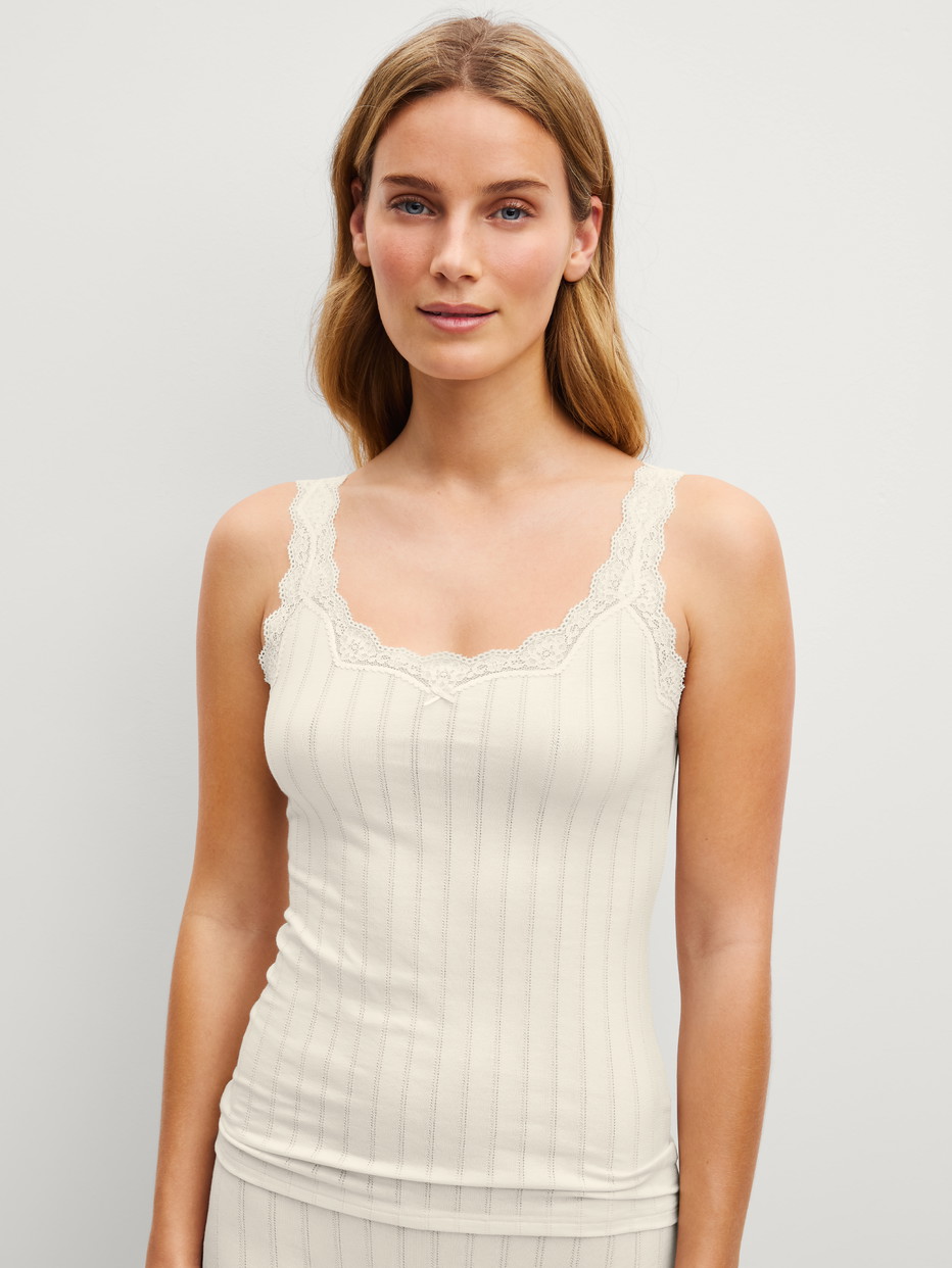 Damen-Model trägt Tank-Top aus Baumwolle in Beige, Spitze aus Serie Etude Toujours von CALIDA, Vorderansicht