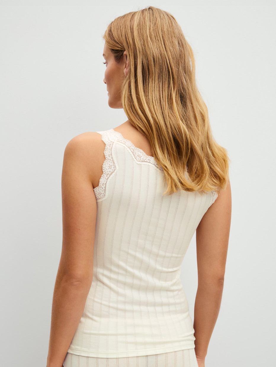 Damen-Model trägt Tank-Top aus Baumwolle in Beige, Spitze aus Serie Etude Toujours von CALIDA, Rückansicht