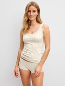 Damen-Model trägt Tank-Top aus Baumwolle in Beige, Spitze aus Serie Etude Toujours von CALIDA, Outfit