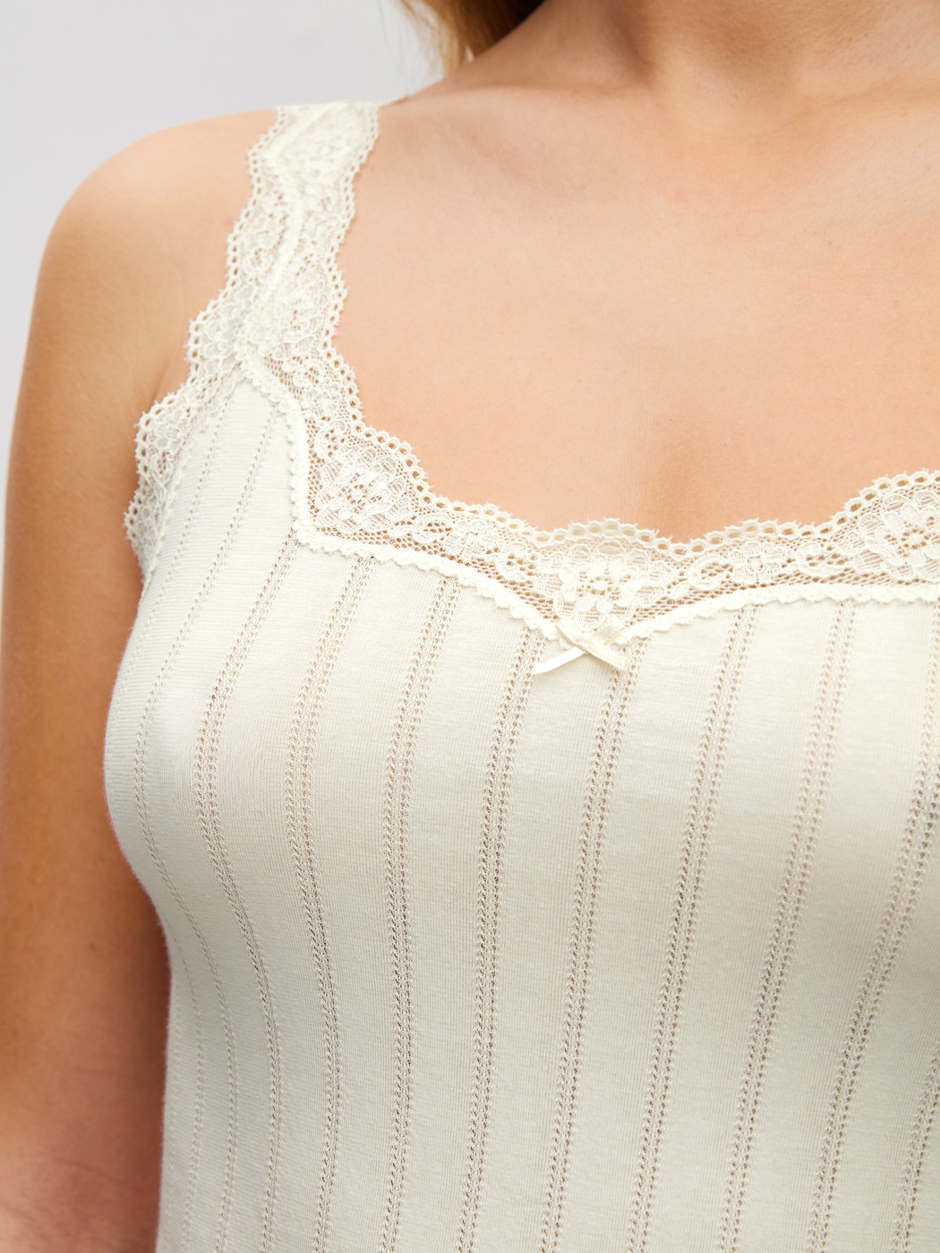 Damen-Model trägt Tank-Top aus Baumwolle in Beige, Spitze aus Serie Etude Toujours von CALIDA, Detail