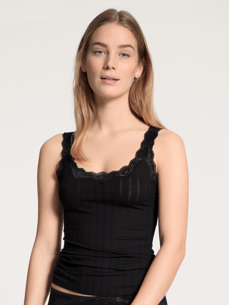Damen-Model trägt Tank-Top aus Baumwolle in Schwarz, Spitze aus Serie Etude Toujours von CALIDA, Vorderansicht