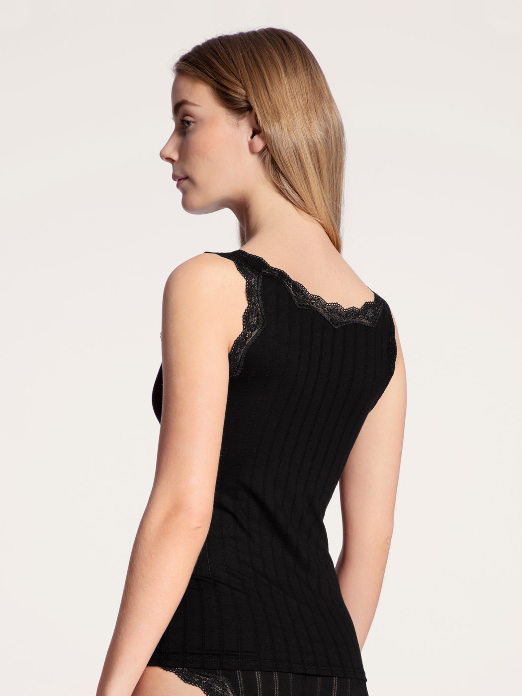 Damen-Model trägt Tank-Top aus Baumwolle in Schwarz, Spitze aus Serie Etude Toujours von CALIDA, Rückansicht