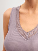 Damen-Model trägt Tank-Top aus Wolle-Seide aus Wolle in Violett, Spitze aus Serie Silky Wool Joy von CALIDA, Detail