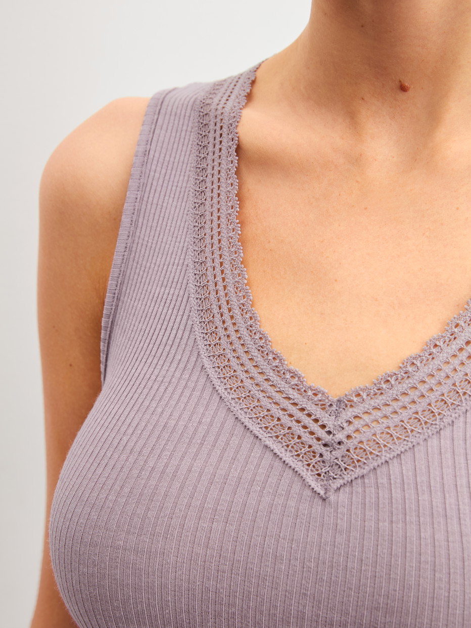 Damen-Model trägt Tank-Top aus Wolle-Seide aus Wolle in Violett, Spitze aus Serie Silky Wool Joy von CALIDA, Detail