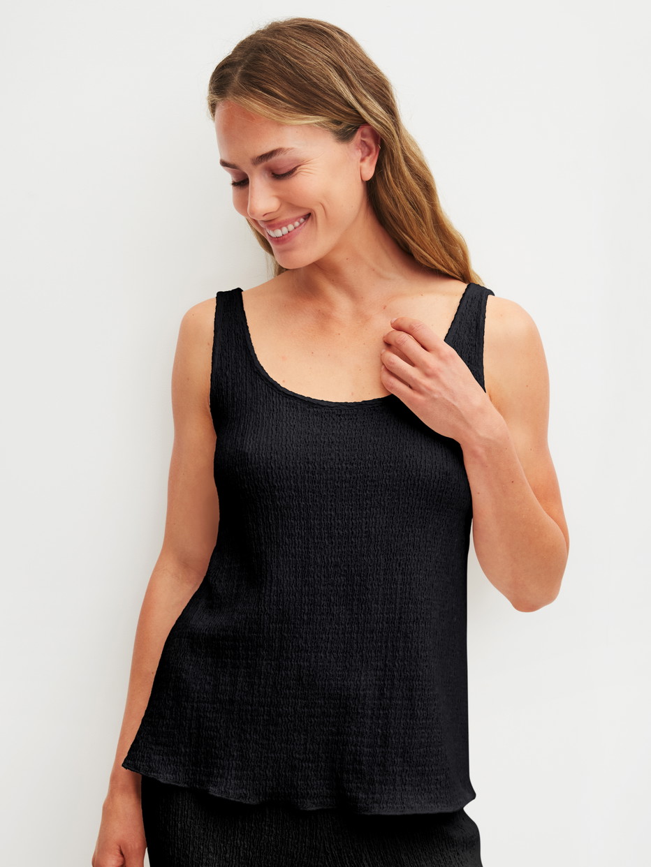 La modella / Il modello Donna indossa Tank top in Cotone di colore Nero, Tinta unita, della serie Favourites Layering di CALIDA, Vista frontale