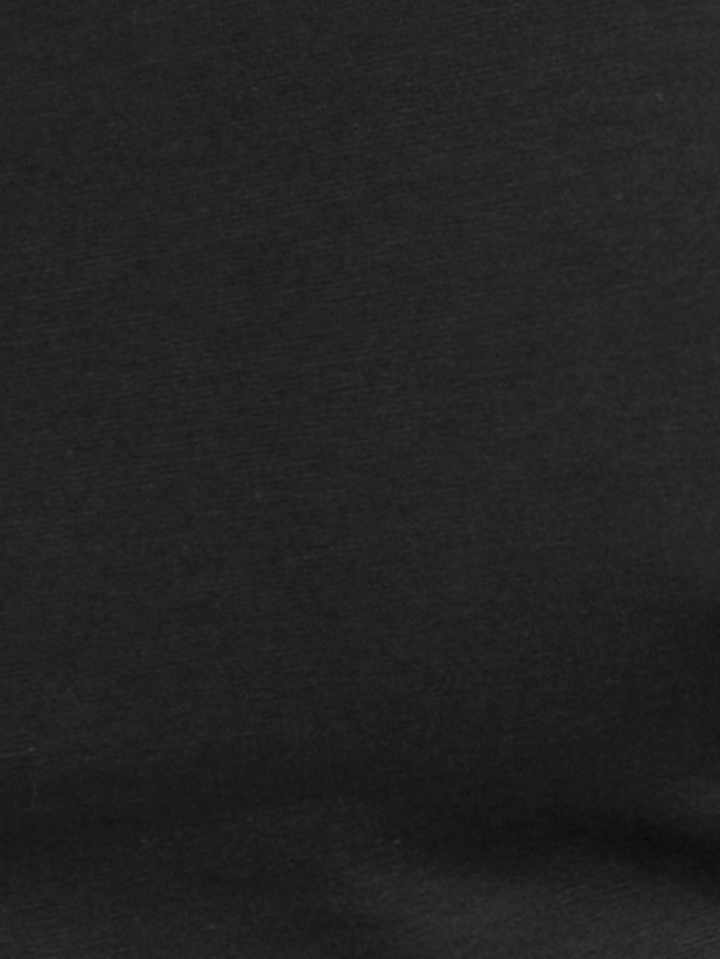 La modella / Il modello Uomo indossa Canottiera, set da 2 in Cotone di colore Nero, Tinta unita, della serie Natural Benefit di CALIDA, Dettaglio