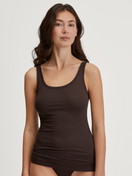 Damen-Model trägt Tank-Top aus Modal in Braun, Einfarbig aus Serie Soft Favourites von CALIDA, Vorderansicht