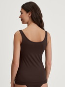 Damen-Model trägt Tank-Top aus Modal in Braun, Einfarbig aus Serie Soft Favourites von CALIDA, Rückansicht