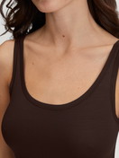 Damen-Model trägt Tank-Top aus Modal in Braun, Einfarbig aus Serie Soft Favourites von CALIDA, Detail